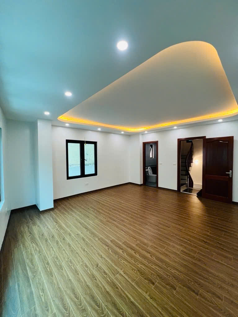 Bán nhà ngõ 521 Trương Định. DT 42m × 5 Tầng. Gara Ô tô ngủ trong nhà. SĐCC nở hậu. Chỉ 11 tỷ 9